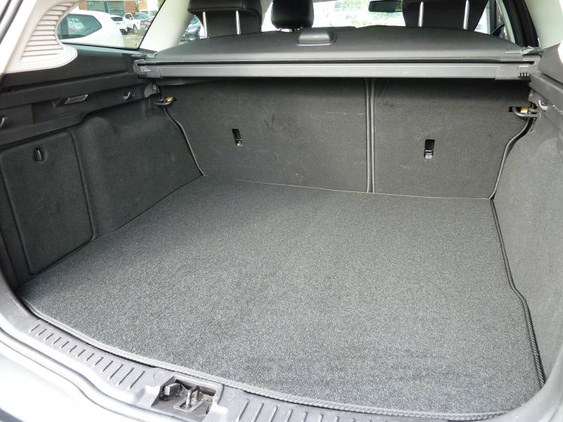 Individuell gefertigte und anpassbare Teppich-Kofferraumauskleidung für A4 Avant (MK B8) 2008-2015 von Connected Essentials - schwarz mit schwarzem Rand von Connected Essentials