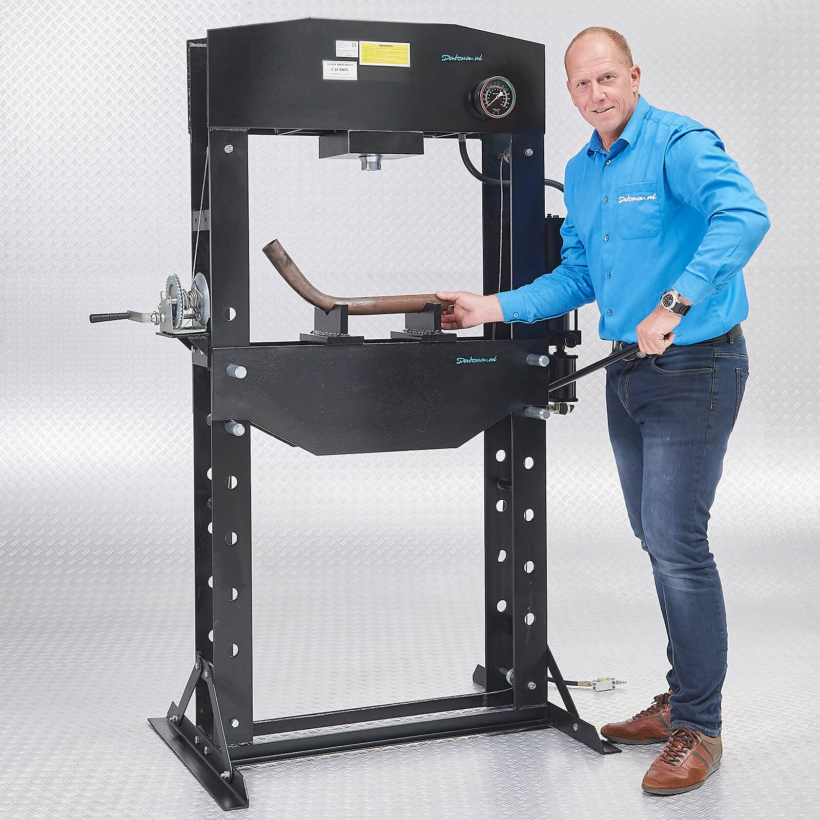 Datona Hydropneumatische Werkstattpresse mit Handwinde - 50 Tonnen Datona Hydropneumatische Werkstattpresse mit Handwinde - 50 Tonnen von Datona