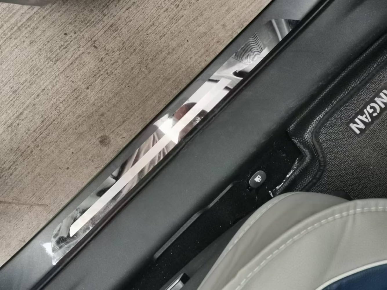 ENFILY 4 Stück Edelstahl Auto Einstiegsleisten Schutz Zubehör für Pilotenschwelle Anti-Verschleiß-Dekorstreifen Abriebschutz Pedalabdeckung (Silber) von ENFILY
