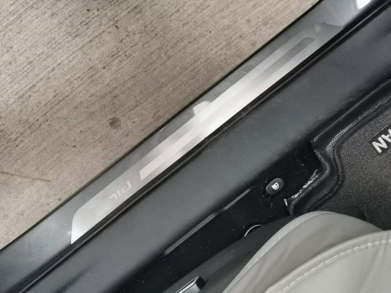 ENFILY 4 Stück Edelstahl Auto Einstiegsleisten Schutz Zubehör für Pilotenschwelle Anti-Verschleiß Zierstreifen Abriebschutz Pedalabdeckung (Perlweiß) von ENFILY