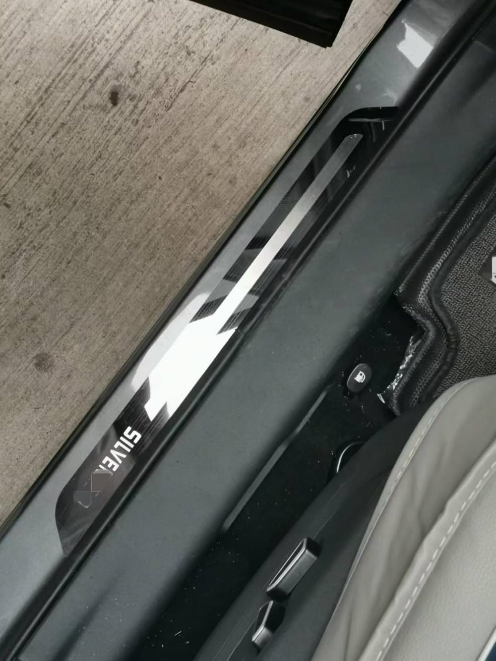 ENFILY 4 Stück Edelstahl Auto Einstiegsleisten Schutz Zubehör für Silverado Schwellenwert-Anti-Verschleiß-Dekorstreifen Abriebschutz Pedalabdeckung (Silber) von ENFILY