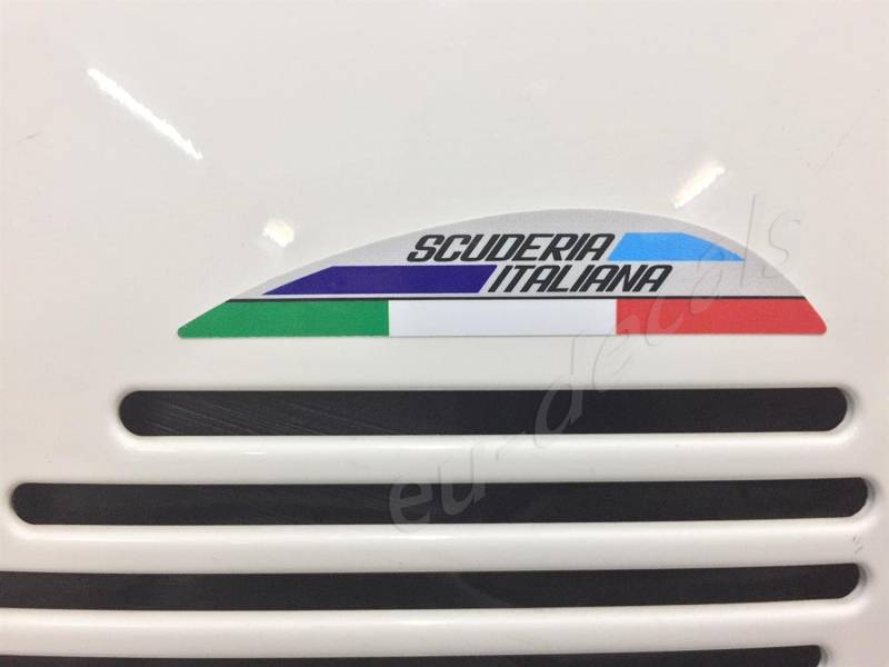 Vespa GTS 125 200 250 300 GTV Lüftungsschlitzverlängerung hinten rechts Italienische Flagge und Scuderia Italiana Aufkleber laminiertes Bild auf Vespa von EU-Decals - MioVespa Collection