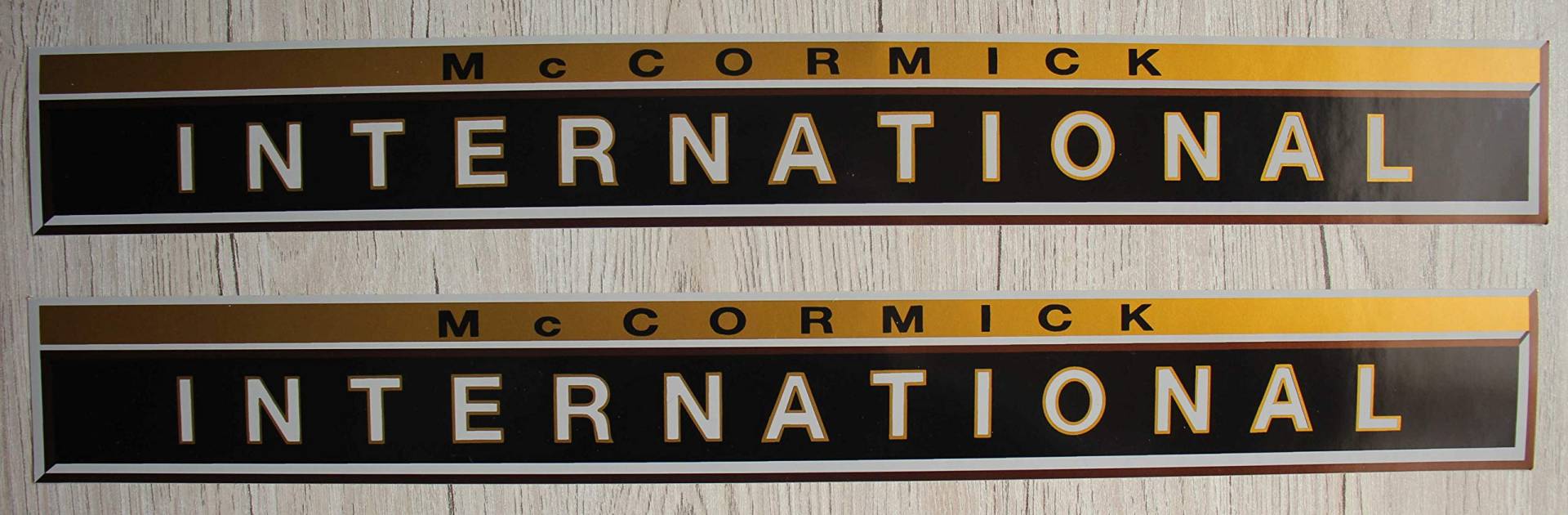 2x IHC MC CORMICK Aufkleber INTERNATIONAL Gold Traktor Emblem Sticker Label Set von Eil Bulldog Versand