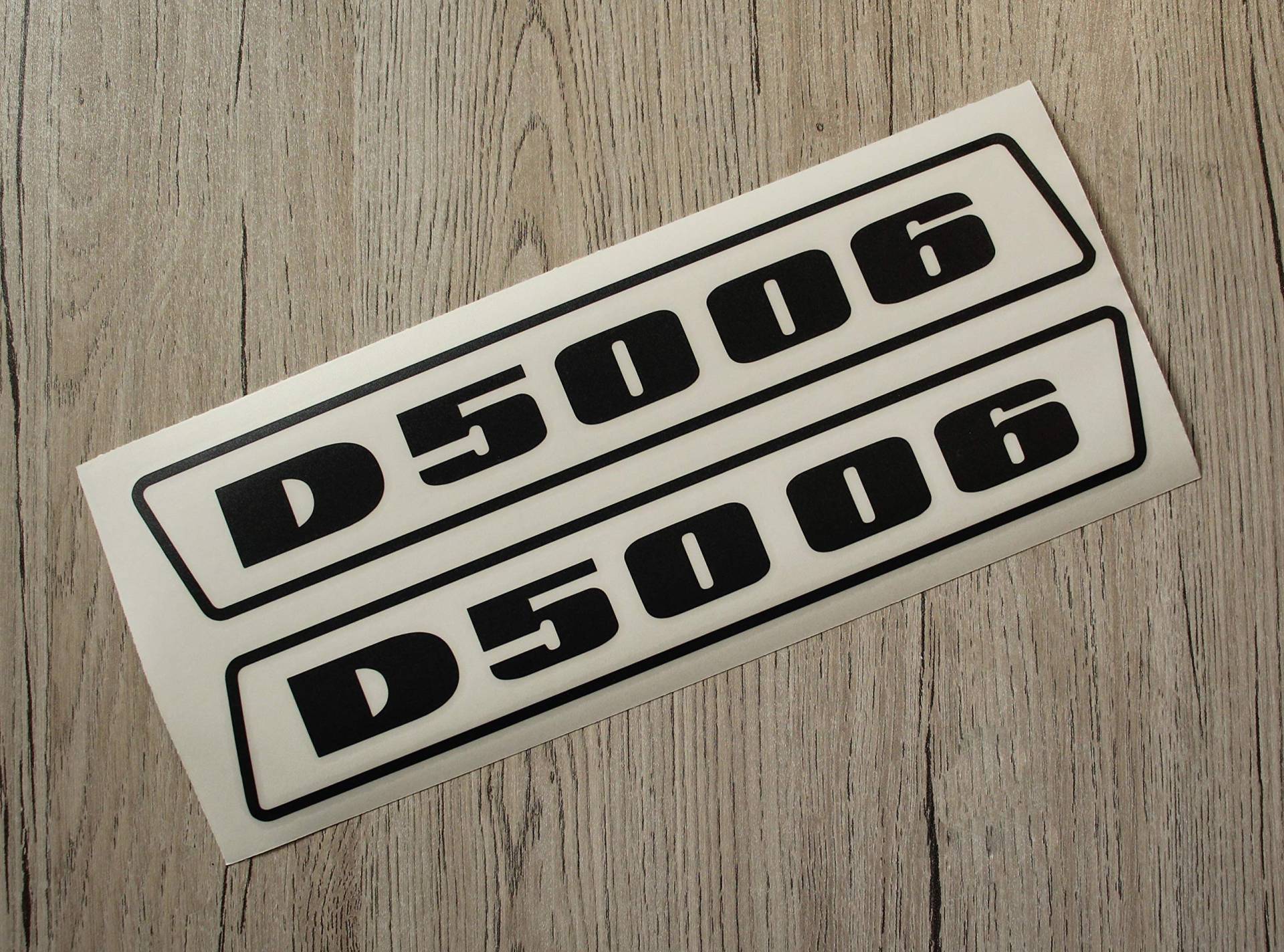 Deutz Aufkleber für Traktor D5006 Logo Emblem Sticker Label schwarz (bis 1974) von Eil Bulldog Versand