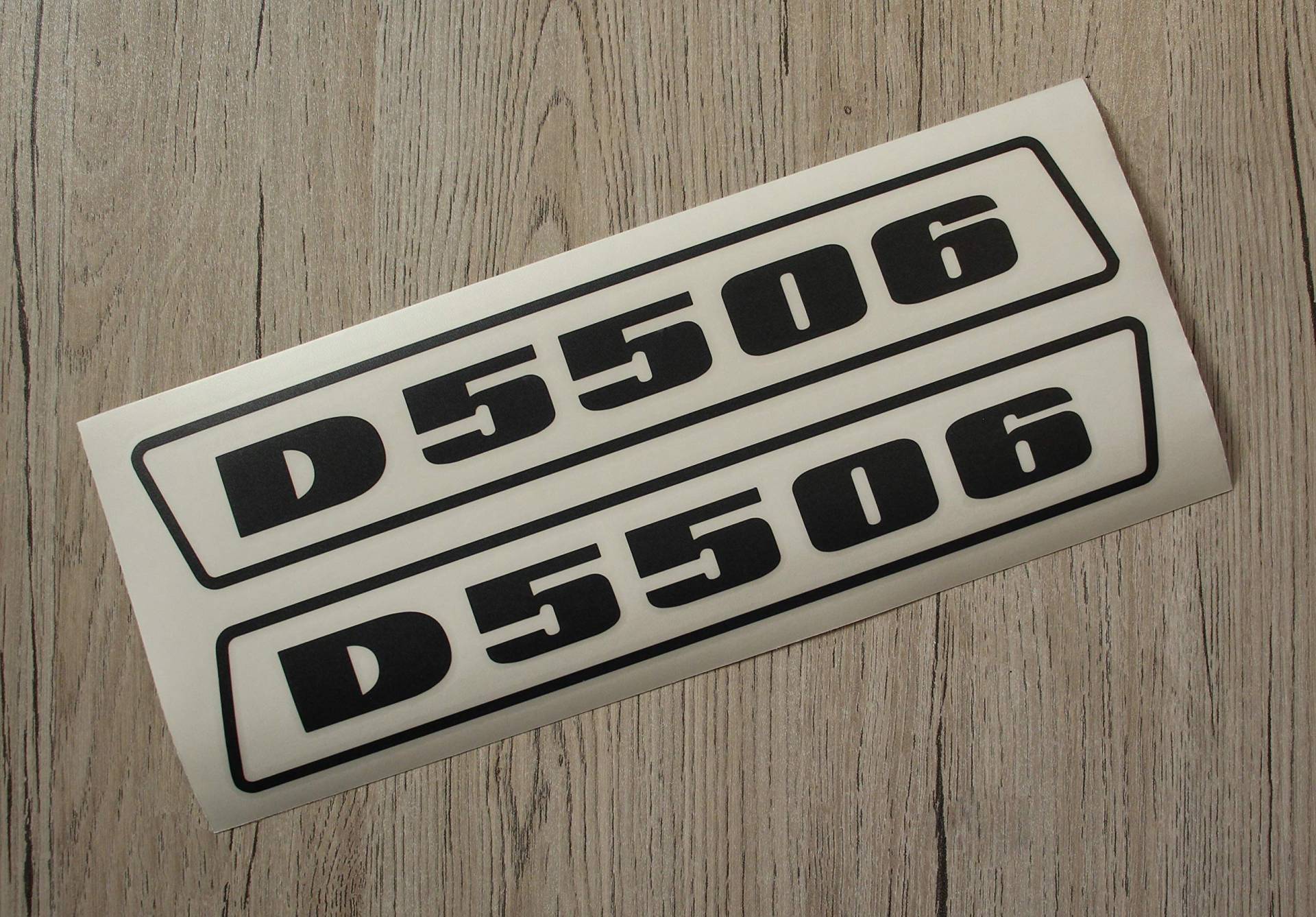 Deutz Aufkleber für Traktor D5506 Logo Emblem Sticker Label schwarz (bis 1974) von Eil Bulldog Versand