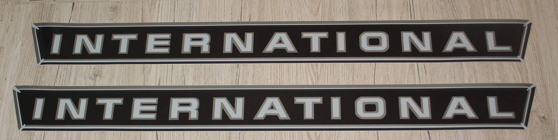 IHC/MC Cormick Aufkleber Silber 2x International Logo Emblem Sticker 74x7,5cm Traktor IHC/MC Cormick Aufkleber Silber 2x International Logo Emblem Sticker 74x7,5cm Traktor von Eil Bulldog Versand