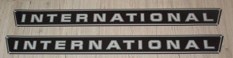 IHC/MC Cormick Aufkleber Silber 2x International Logo Emblem Sticker 74x7,5cm Traktor von Eil Bulldog Versand