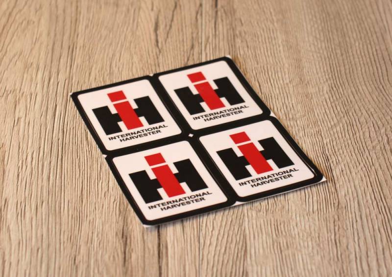 Eil Bulldog Versand IHC Aufkleber Logoaufkleber 4er Set Traktor Emblem Sticker Label Weiß Schrumpf- und Lichtecht Universal Auto, Traktor Aufkleber von Eil Bulldog Versand