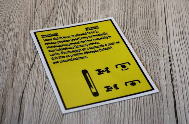 IHC Aufkleber Warnaufkleber Handkupplungshebel mit Symbol Traktor Emblem Sticker Label von Eil Bulldog Versand