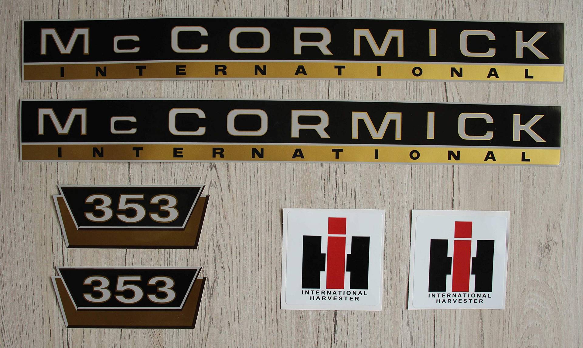 IHC MC CORMICK Aufkleber 353 Gold Traktor Emblem Sticker Label Set kurz IHC MC CORMICK Aufkleber 353 Gold Traktor Emblem Sticker Label Set kurz von Eil Bulldog Versand