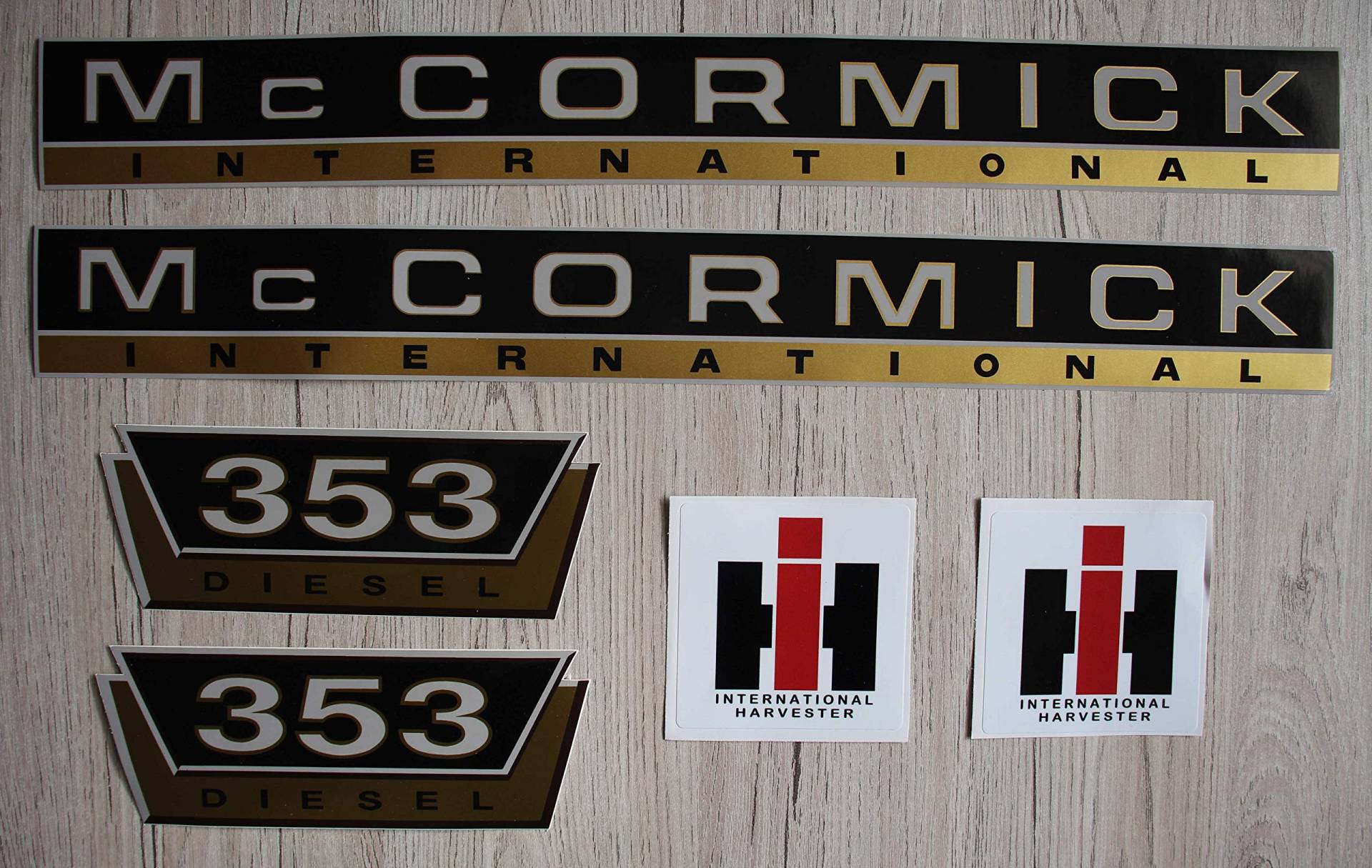 IHC MC CORMICK Aufkleber 353 Gold Traktor Emblem Sticker Label Set von Eil Bulldog Versand
