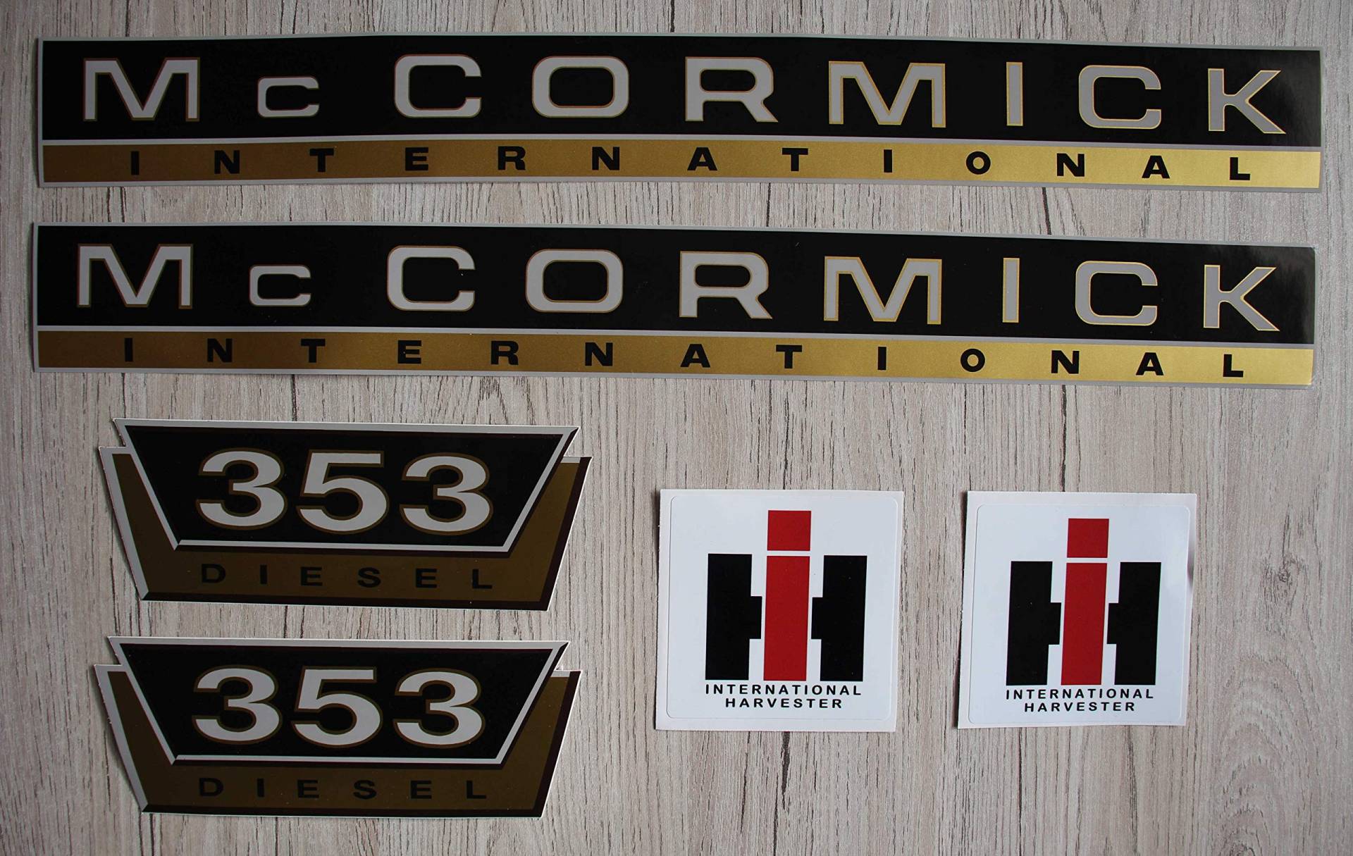 IHC MC CORMICK Aufkleber 353 Gold Traktor Emblem Sticker Label Set IHC MC CORMICK Aufkleber 353 Gold Traktor Emblem Sticker Label Set von Eil Bulldog Versand