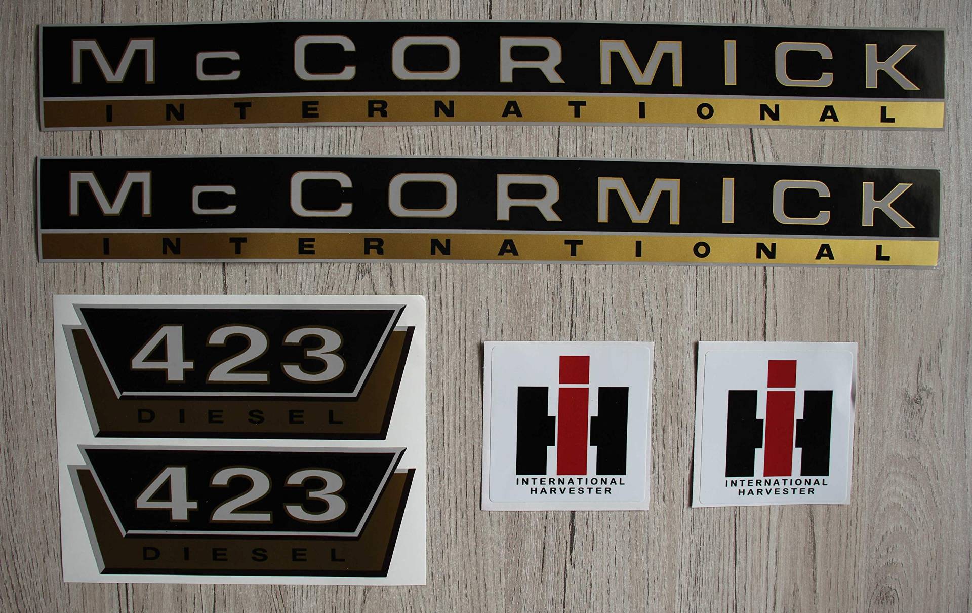 IHC MC CORMICK Aufkleber 423 Gold Traktor Emblem Sticker Label Set IHC MC CORMICK Aufkleber 423 Gold Traktor Emblem Sticker Label Set von Eil Bulldog Versand
