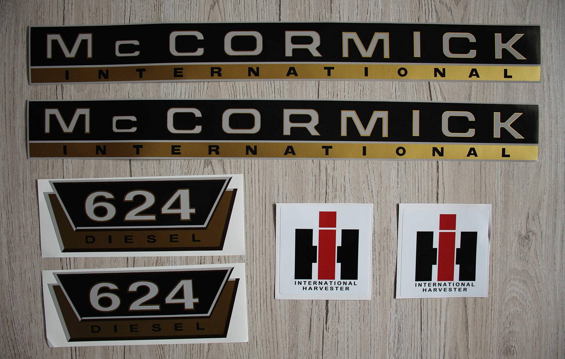 IHC MC CORMICK Aufkleber 624 Gold Traktor Emblem Sticker Label Set von Eil Bulldog Versand