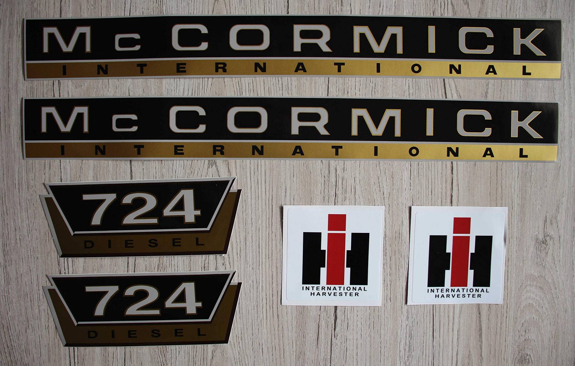 IHC MC CORMICK Aufkleber 724 Gold Traktor Emblem Sticker Label Set IHC MC CORMICK Aufkleber 724 Gold Traktor Emblem Sticker Label Set von Eil Bulldog Versand
