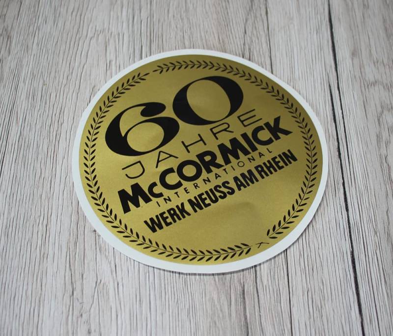 MC CORMICK Aufkleber 60 JAHRE MC CORMICK INTERNATIONAL WERK NEUSS AM RHEIN Traktor Emblem Sticker Label GOLD von Eil Bulldog Versand