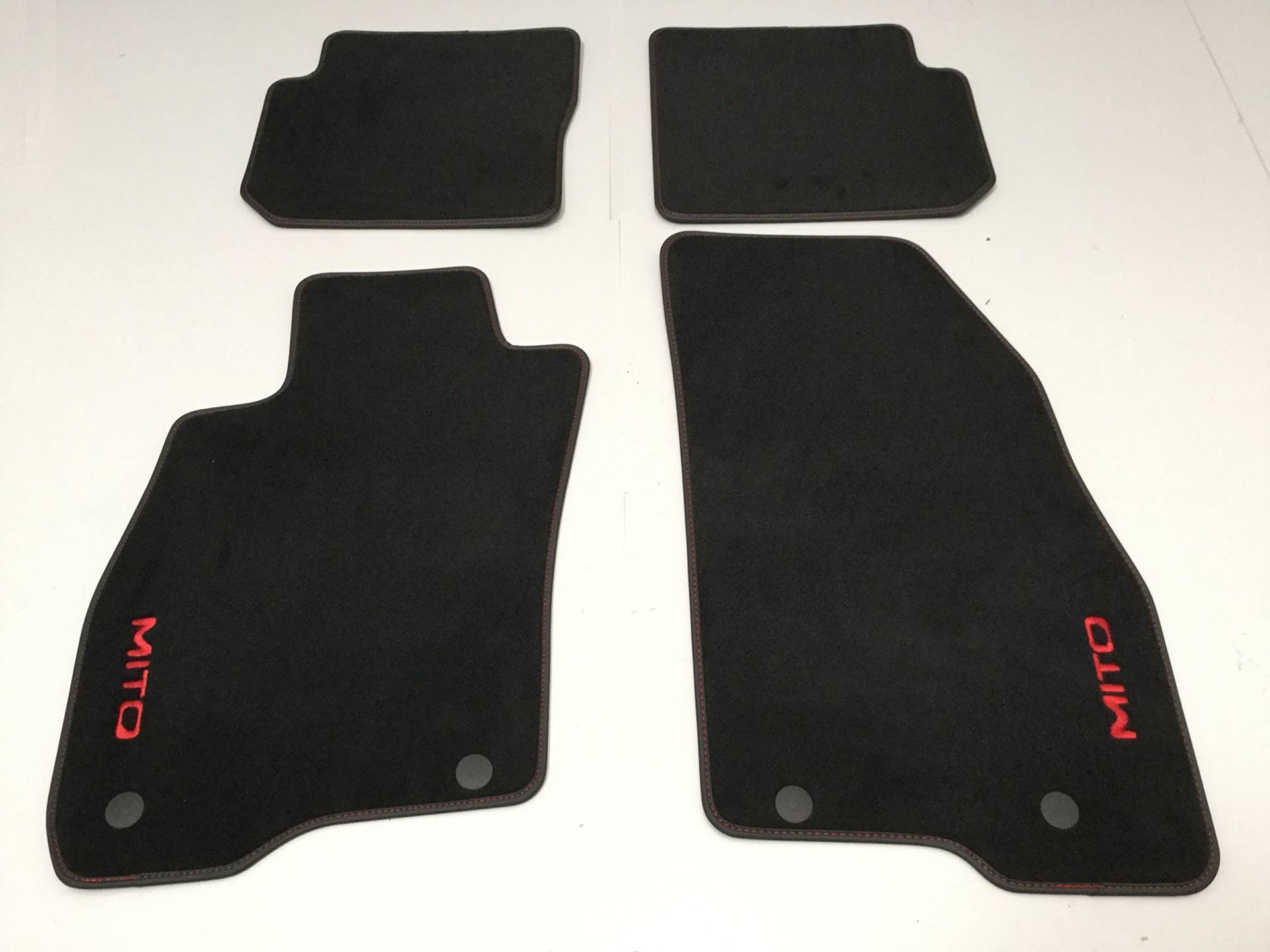 50547311 Original Velours-Teppich-Fußmatten mit roter Aufschrift 2 + 2 Pins 50547311 Original Velours-Teppich-Fußmatten mit roter Aufschrift 2 + 2 Pins von FCA