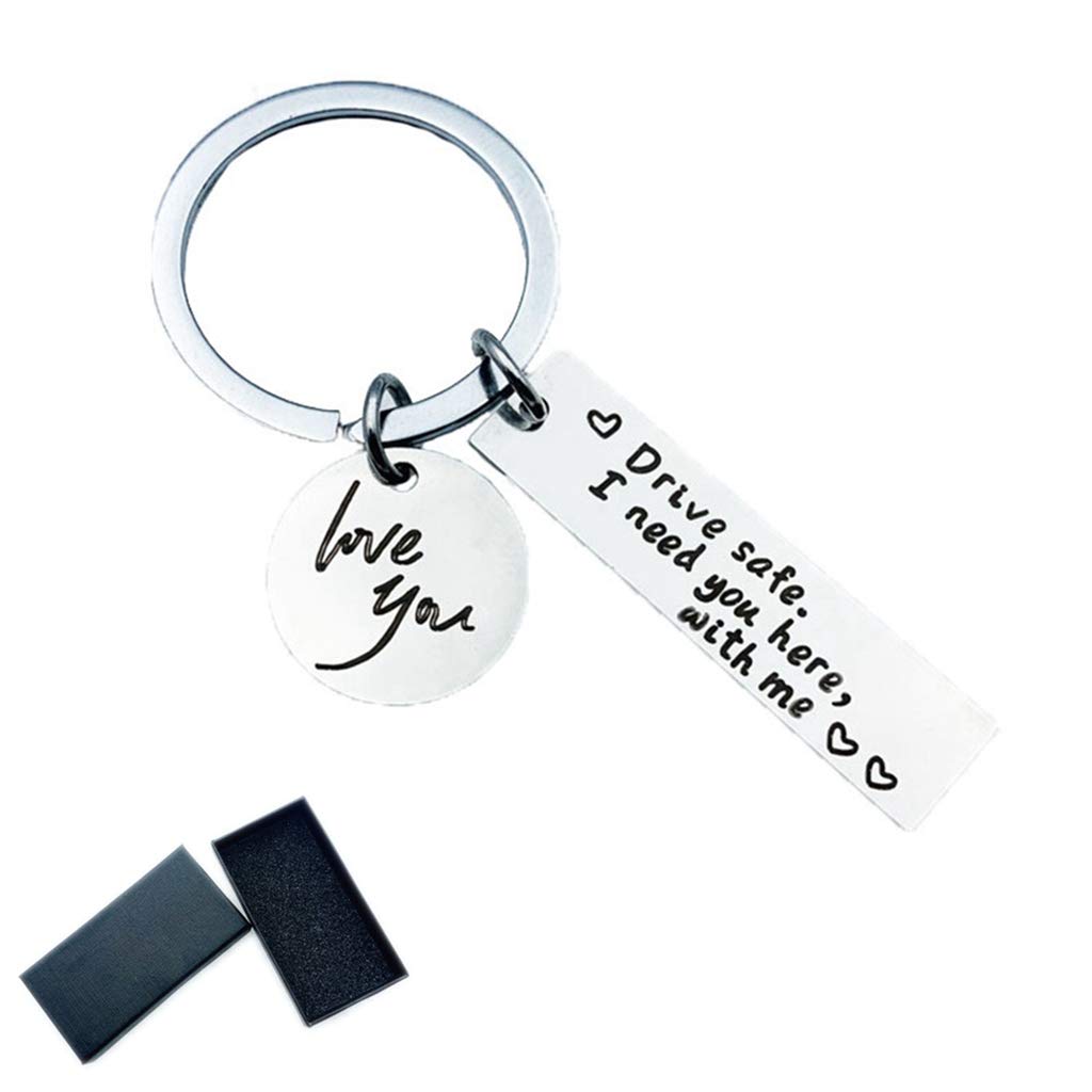 Feelairy Drive Safe Schlüsselanhänger, Fahrt Sicher Schlüsselring mit Runder Anhänger I Need You Here with Me Edelstahl Love Schlüsselbund für Freund Trucker Vater Ehemann Geliebten Fahrer Feelairy Drive Safe Schlüsselanhänger, Fahrt Sicher Schlüsselring mit Runder Anhänger I Need You Here with Me Edelstahl Love Schlüsselbund für Freund Trucker Vater Ehemann Geliebten Fahrer von Feelairy