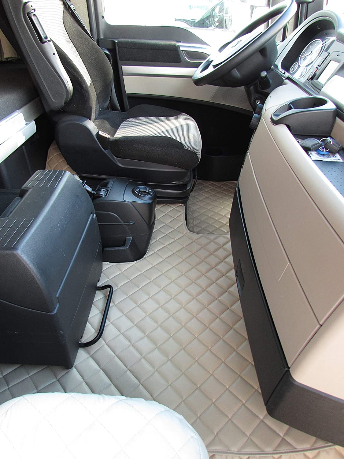 LKW Luxus Fußmatten Beige passend für TGX 2010-2017 Zwei Schubladen Trucks LKWs Automatisch Tunnelabdeckung Öko-Leder Interieur Zubehör LKW Dekoration/Es rutscht Nicht auf dem Boden LKW Luxus Fußmatten Beige passend für TGX 2010-2017 Zwei Schubladen Trucks LKWs Automatisch Tunnelabdeckung Öko-Leder Interieur Zubehör LKW Dekoration/Es rutscht Nicht auf dem Boden von Generic