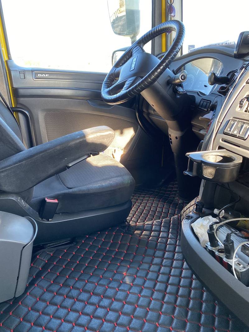 LKW Luxus Fußmatten Schwarz mit rote stitche passend für LKW XF 106 Trucks LKWs Automatisch Tunnelabdeckung Öko-Leder Interieur Zubehör LKW Dekoration/Es rutscht Nicht auf dem Boden von Generic