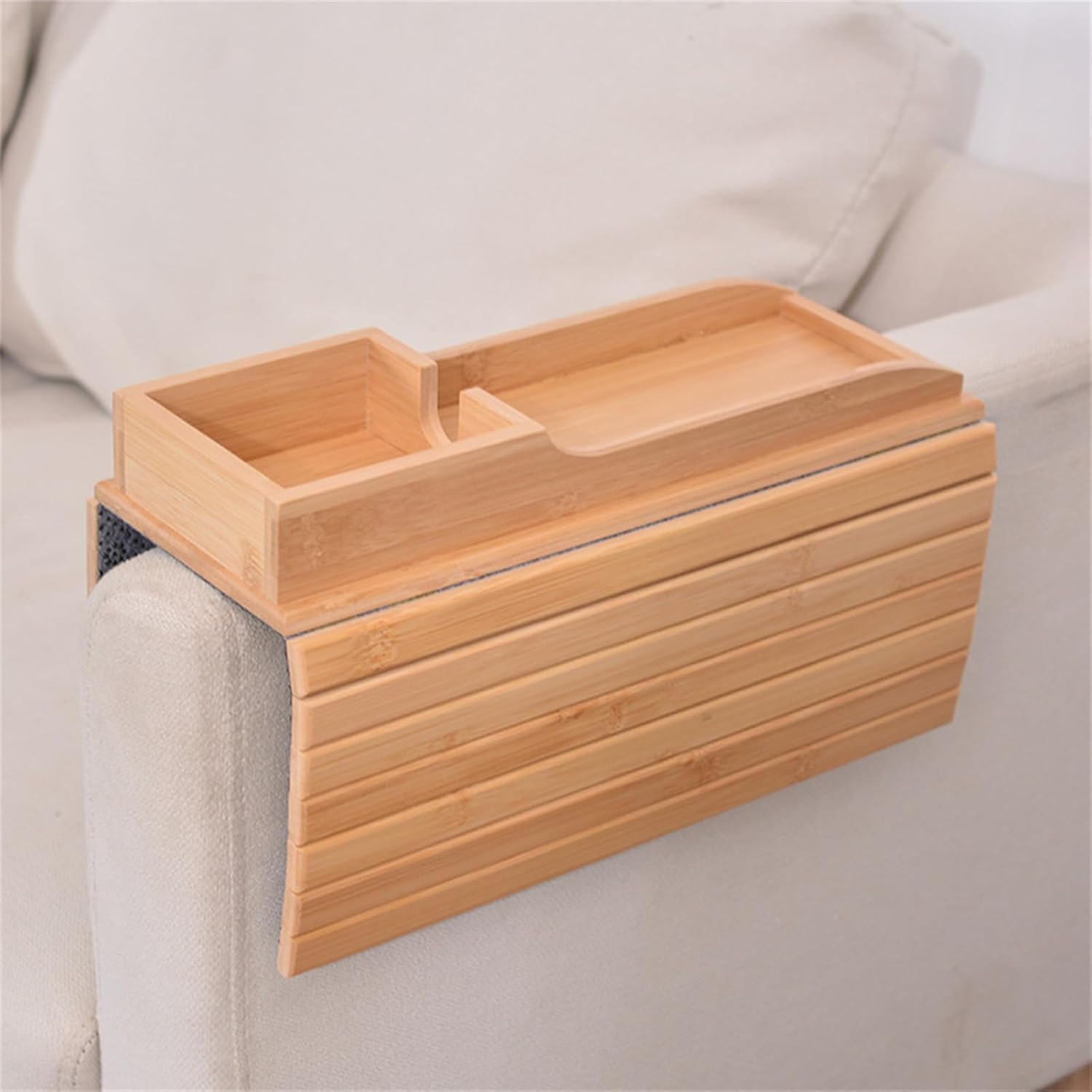 Bambus Couch Getränkehalter Tablett - Faltbares Anti-Rutsch-Sofa-Arm-Tablett mit abnehmbarem Getränkehalter für Getränke und Snacks, universelles Design für Fernbedienung und Komfort Bambus Couch Getränkehalter Tablett - Faltbares Anti-Rutsch-Sofa-Arm-Tablett mit abnehmbarem Getränkehalter für Getränke und Snacks, universelles Design für Fernbedienung und Komfort von Generisch