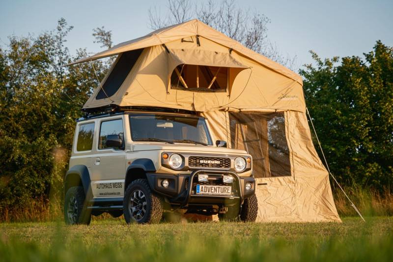 AdventureMate140 Dachzelt Auto 140 x 240 mit überdachtem Einstieg; mit Vorzelt höhenverstellbar; inkl. 60mm Matratze, Teleskopleiter, Anti-Kondensmatte; Softcover Extended Dachzelt 2 Personen von Adventure Xperience