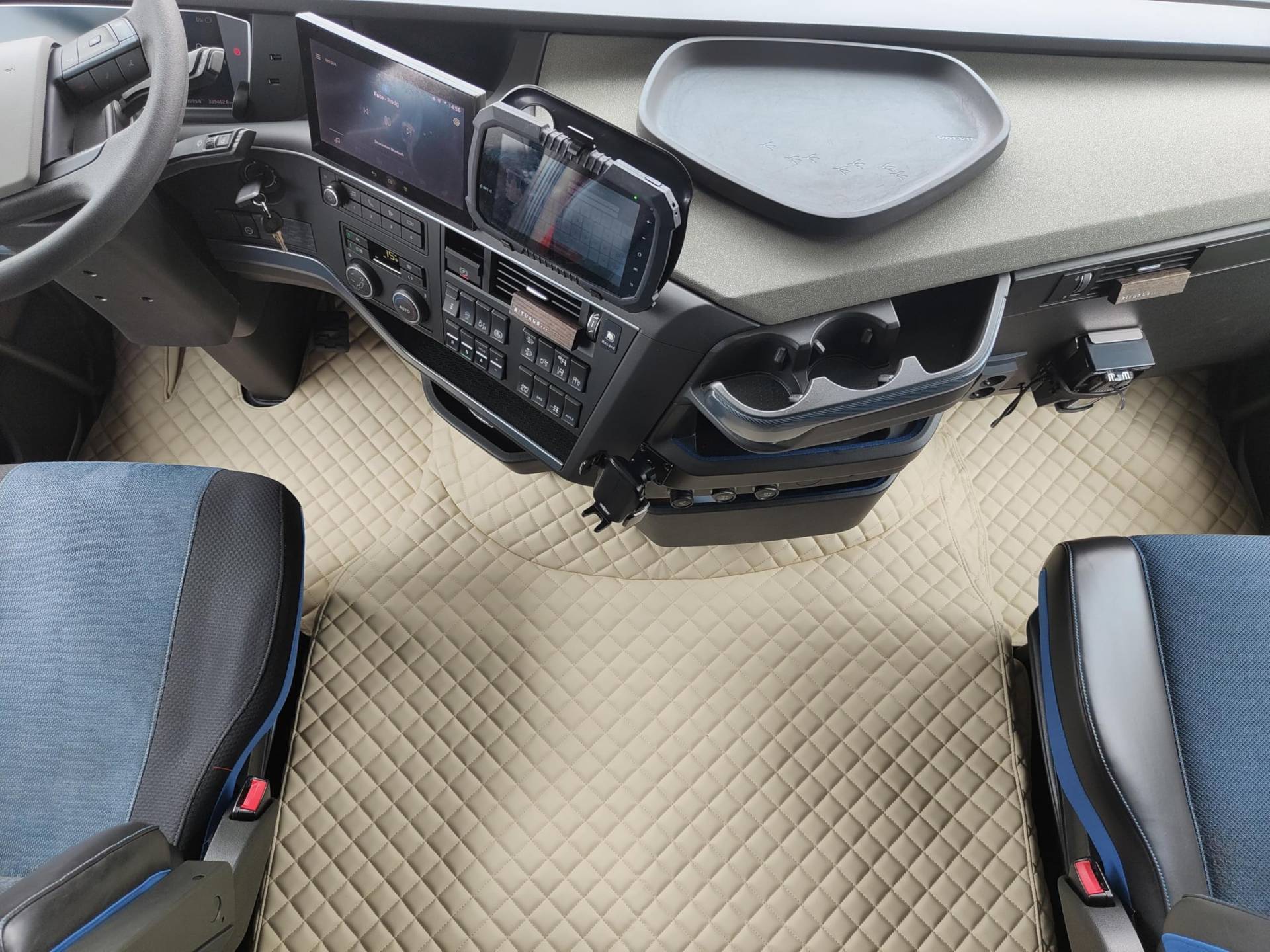 LKW-Fußmatten, passend für Volvo FH5 Automat nach 2021, Linkslenker, Beige, Öko-Leder LKW-Fußmatten, passend für Volvo FH5 Automat nach 2021, Linkslenker, Beige, Öko-Leder von Generisch