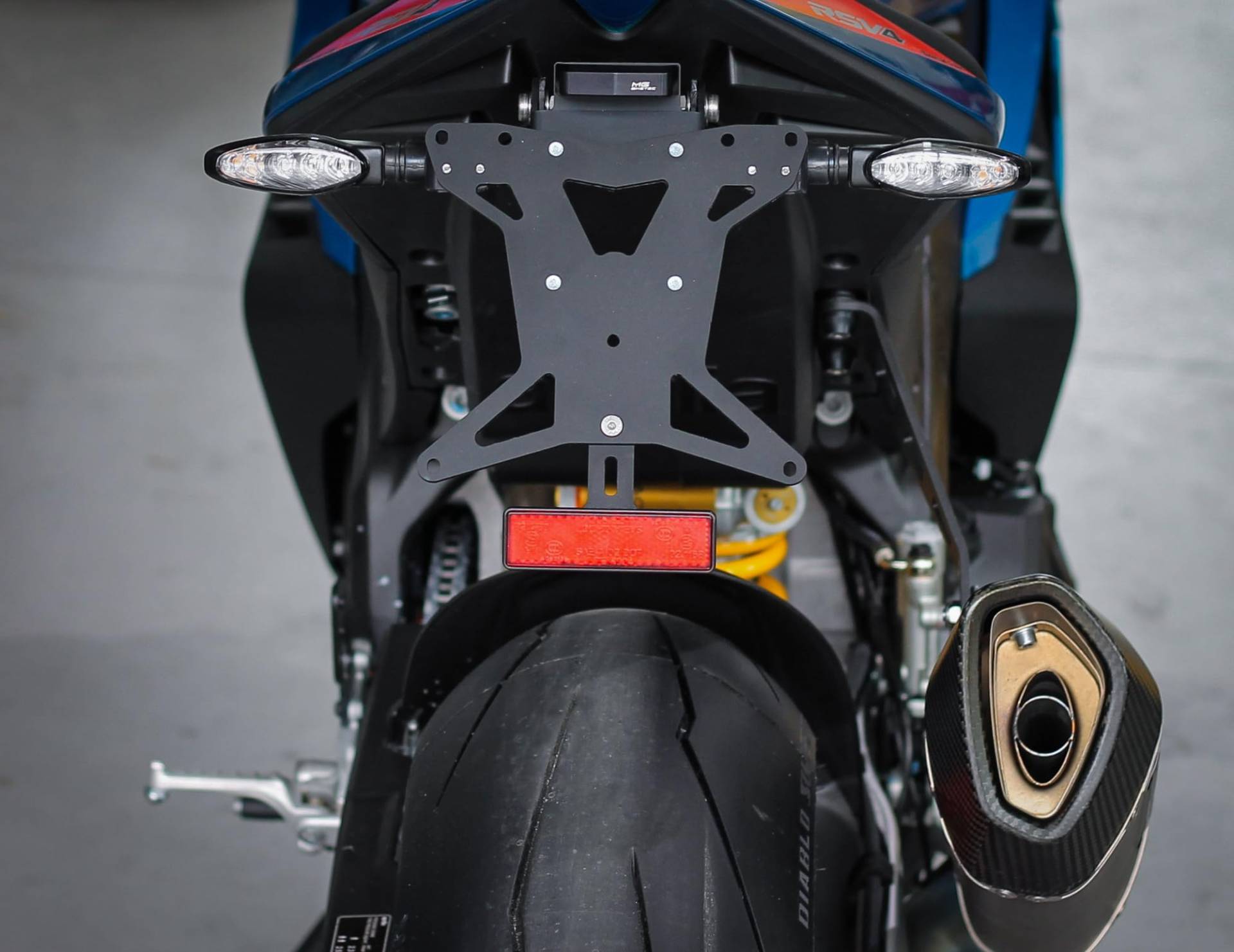 MG Biketec Kurzes Heck - Kennzeichenträger - Kennzeichenhalter geeignet für Aprilia RSV4 / Factory & Tuono V4 / Factory ab 2025 (172x167mm) von Generisch