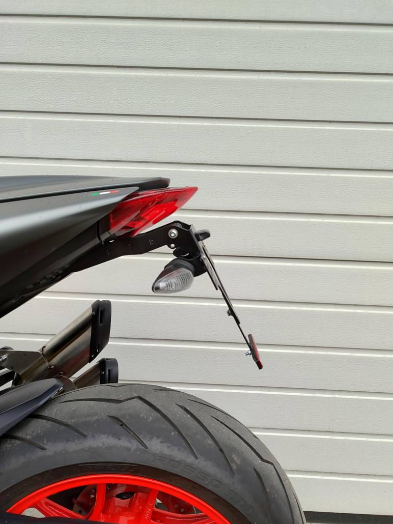 kurzer Kennzeichenhalter für Ducati Monster 937 2021-2024 Kennzeichenträger EVO-Set für OEM Blinker Tail Tidy Heckumbau kurzes Heck Monster umbau von GroFaTec