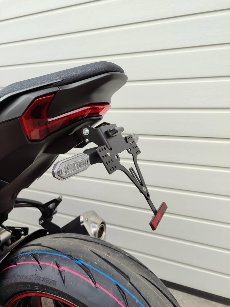 kurzer Kennzeichenhalter für Kawasaki Z900 ab 2025 Kennzeichenträger EVO Set Kawa Heckumbau z 900 se GroFaTec kurzes Heck TailTidy für OEM Blinker von GroFaTec