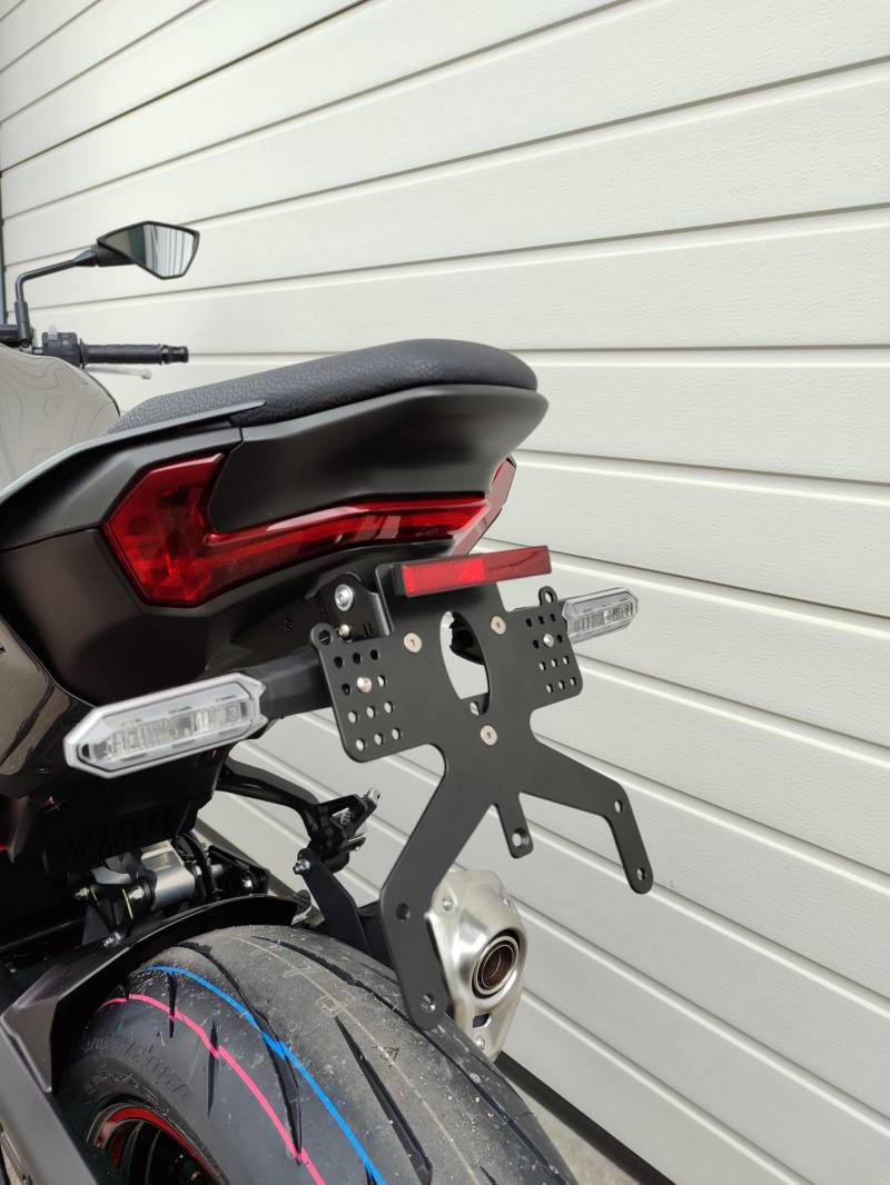 kurzer Kennzeichenhalter kompatibel mit Kawasaki Z900 / ES ab2025 Kennzeichenträger REVO Heckumbau auch für OEM Blinker GroFaTec kurzes Heck Tail Tidy von GroFaTec