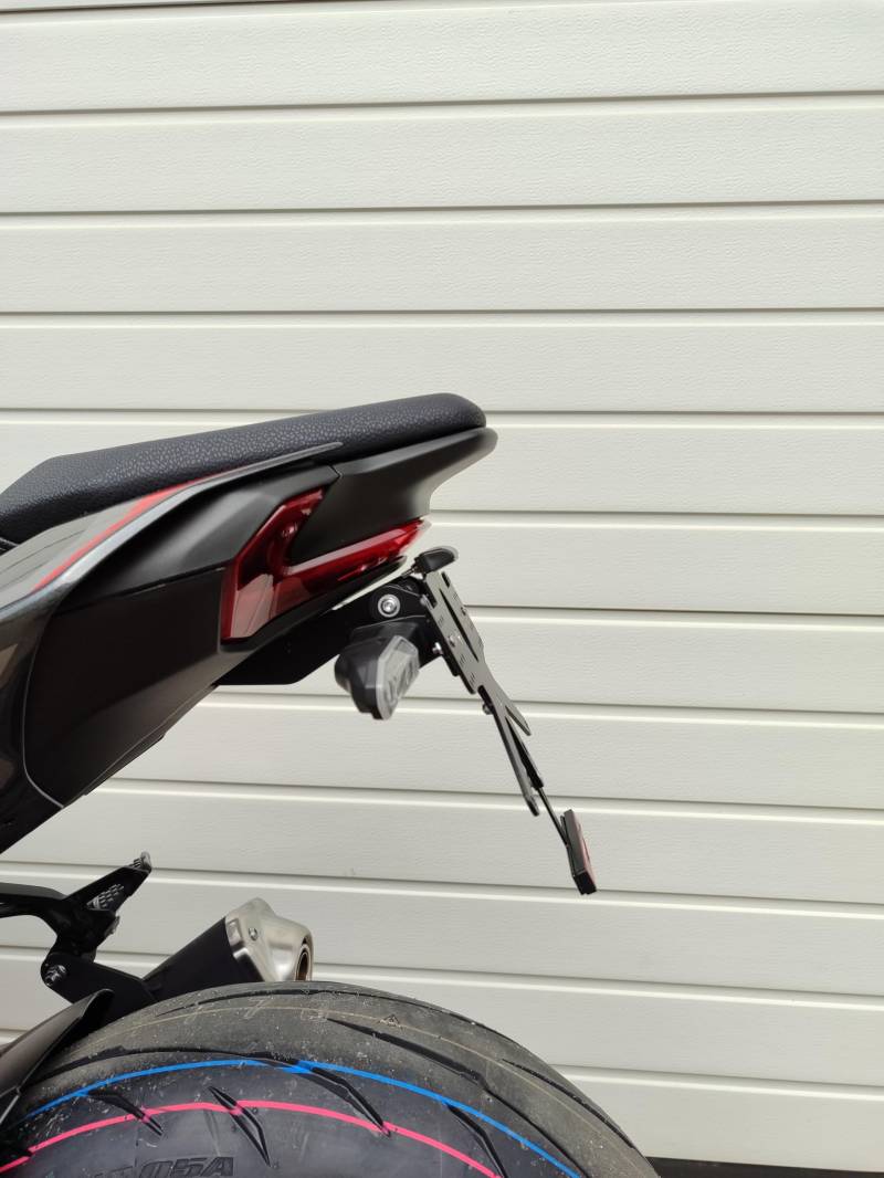 kurzer Kennzeichenhalter kompatibel mit Kawasaki Z900 ab 2025 Kennzeichenträger REVO Slim Heckumbau z 900 se GroFaTec kurzes Heck TailTidy für OEM und Zubehör Blinker von GroFaTec