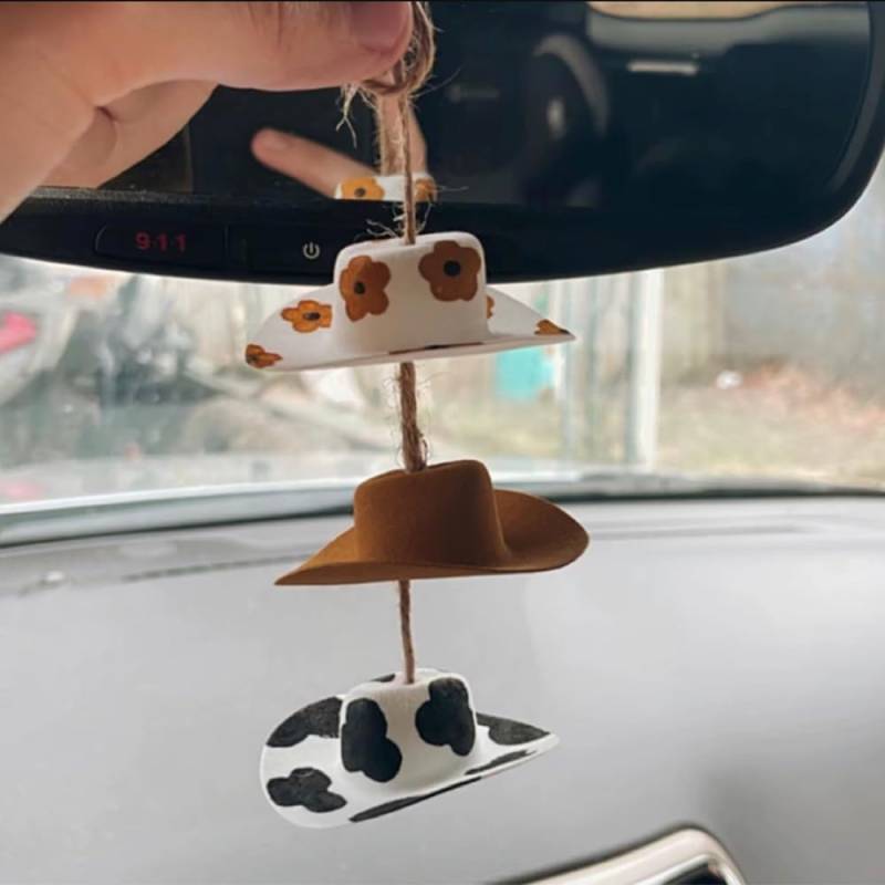HSAJS Auto Deko Niedlicher Mini Western Cowboyhut Autospiegel Anhänger Rückspiegel Zubehör für Auto Ornamente Geschenke für Männer und Frauen von HSAJS