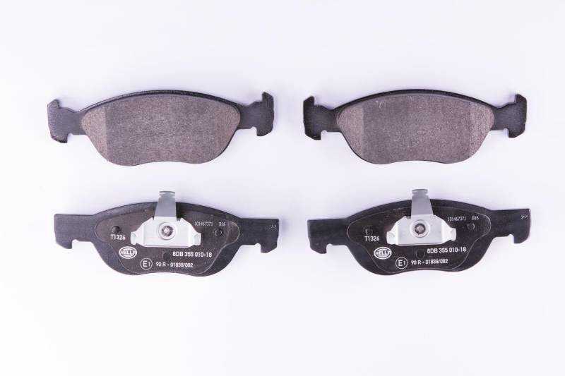 HELLA Bremsbeläge vorne - nicht für Verschleißwarnanzeiger vorbereitet - vier Bremsbeläge pro Set - T1326 - für u.a. FIAT - 8DB 355 010-181 von Hella