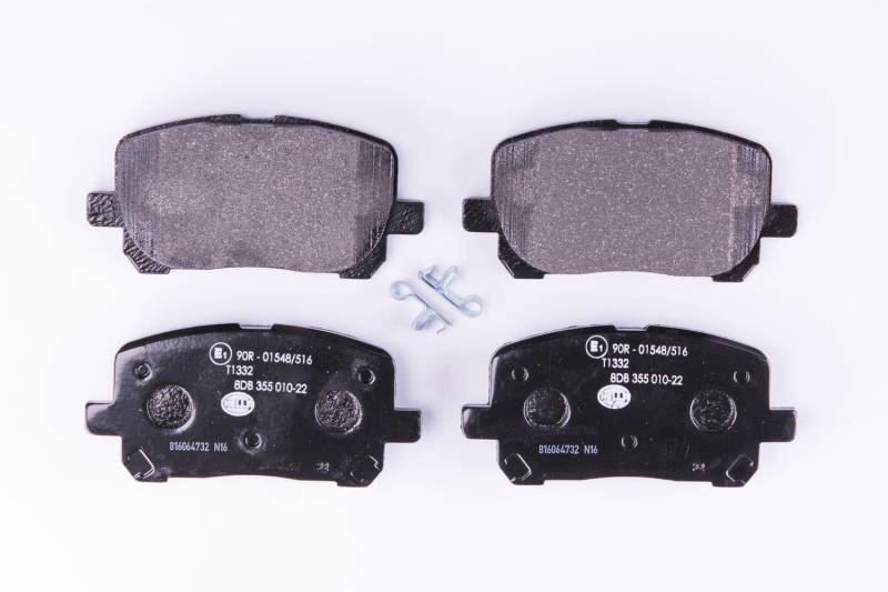 HELLA Bremsbeläge vorne - mit akustischer Verschleißwarnung - vier Bremsbeläge pro Set - T1332 - für u.a. TOYOTA - 8DB 355 010-221 von Hella