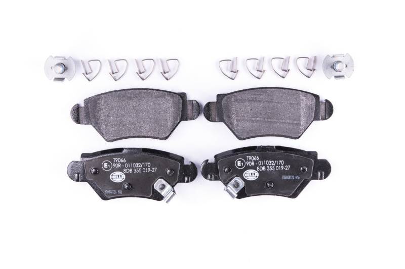 HELLA Bremsbeläge hinten - mit akustischer Verschleißwarnung - vier Bremsbeläge pro Set - T9066 - für u.a. CHEVROLET / HOLDEN / OPEL / VAUXHALL - 8DB 355 019-271 von Hella