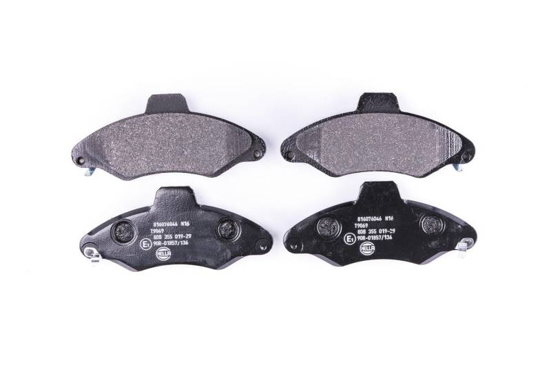 HELLA Bremsbeläge vorne - nicht für Verschleißwarnanzeiger vorbereitet - vier Bremsbeläge pro Set - T9069 - für u.a. FORD - 8DB 355 019-291 von Hella