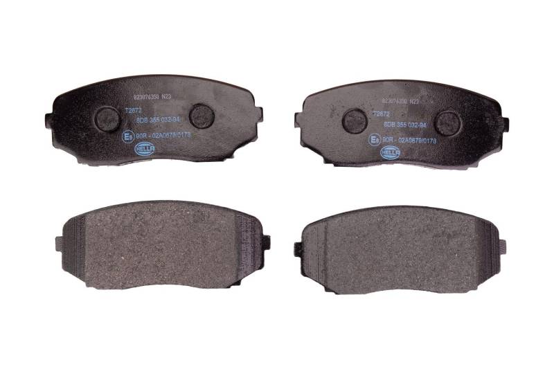 HELLA Bremsbeläge vorne - mit akustischer Verschleißwarnung - vier Bremsbeläge pro Set - T2672 - für u.a. MITSUBISHI - 8DB 355 032-941 von Hella