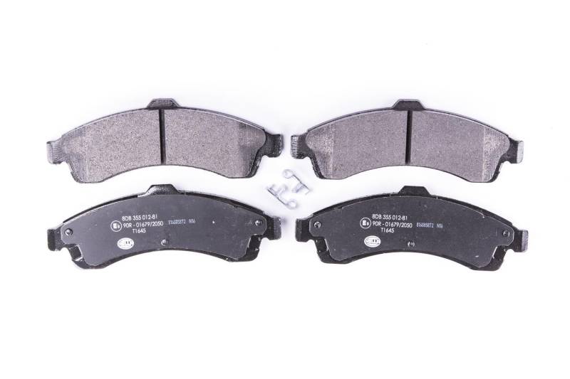 HELLA Bremsbeläge vorne - mit akustischer Verschleißwarnung - vier Bremsbeläge pro Set - T1645 - für u.a. BUICK / CHEVROLET / GMC / ISUZU / SAAB - 8DB 355 012-811 von Hella