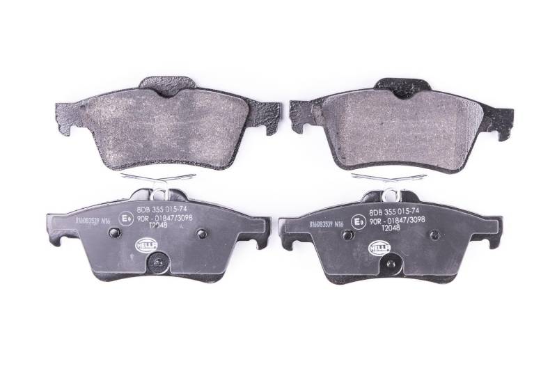HELLA Bremsbeläge hinten - nicht für Verschleißwarnanzeiger vorbereitet - vier Bremsbeläge pro Set - T2048 - für u.a. PEUGEOT - 8DB 355 015-741 von Hella