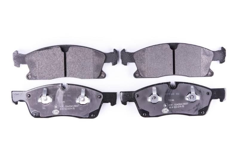 HELLA Bremsbeläge vorne - für Verschleißwarnanzeiger vorbereitet - vier Bremsbeläge pro Set - T2146 - für u.a. BRABUS / MERCEDES-BENZ - 8DB 355 019-701 von Hella