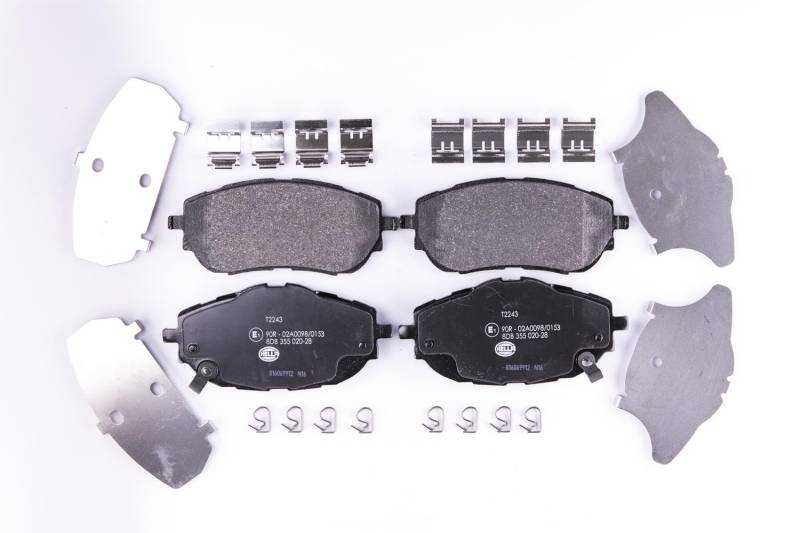 HELLA Bremsbeläge vorne - mit akustischer Verschleißwarnung - vier Bremsbeläge pro Set - T2243 - für u.a. TOYOTA - 8DB 355 020-281 HELLA Bremsbeläge vorne - mit akustischer Verschleißwarnung - vier Bremsbeläge pro Set - T2243 - für u.a. TOYOTA - 8DB 355 020-281 von Hella