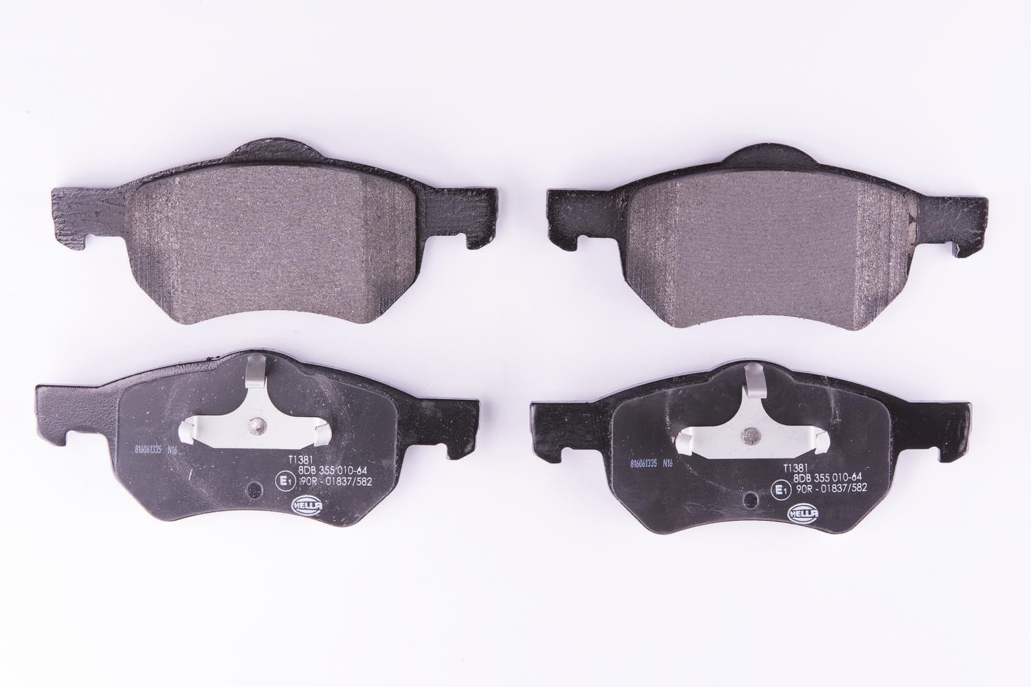HELLA Bremsbeläge vorne - nicht für Verschleißwarnanzeiger vorbereitet - vier Bremsbeläge pro Set - T1381 - für u.a. CHRYSLER - 8DB 355 010-641 HELLA Bremsbeläge vorne - nicht für Verschleißwarnanzeiger vorbereitet - vier Bremsbeläge pro Set - T1381 - für u.a. CHRYSLER - 8DB 355 010-641 von Hella
