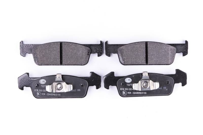 HELLA Bremsbeläge vorne - nicht für Verschleißwarnanzeiger vorbereitet - vier Bremsbeläge pro Set - T2275 - für u.a. DACIA / RENAULT - 8DB 355 020-421 von Hella