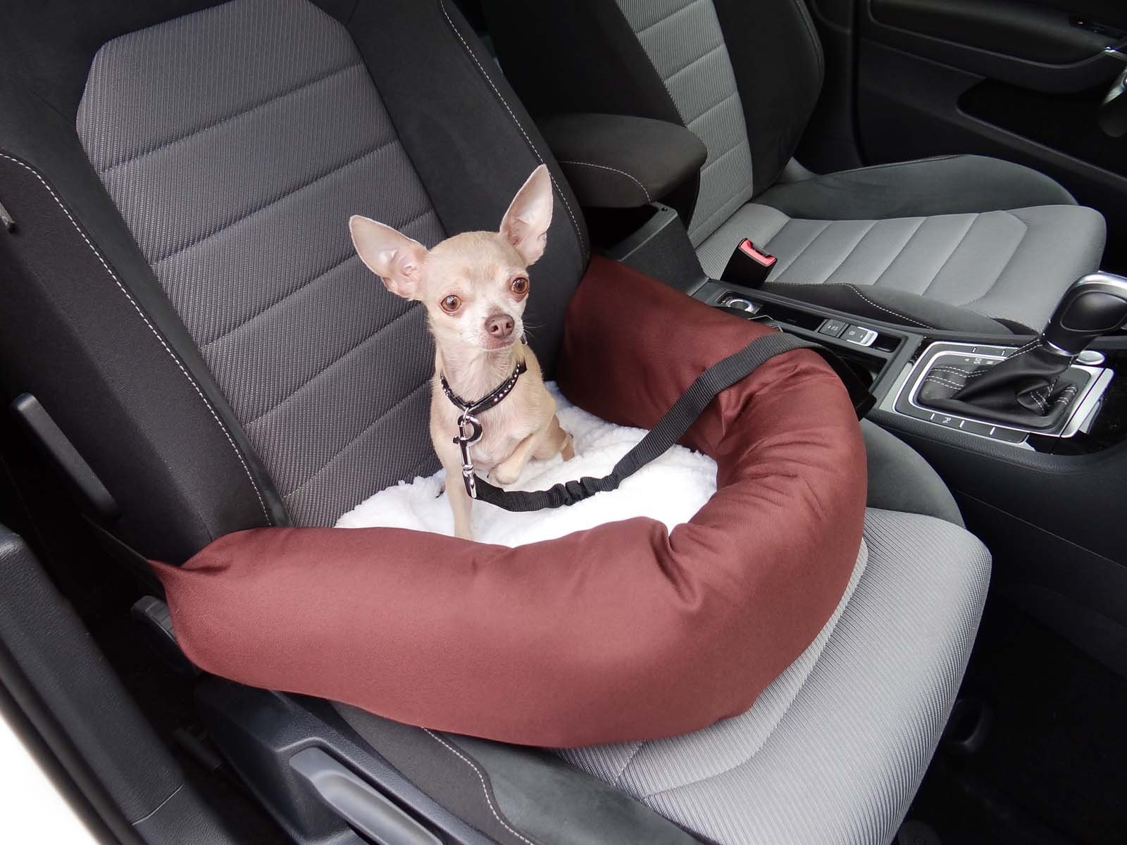Hossi's Wholesale Knuffliger Autositz für Hund, Katze oder Haustier inklusiv Flexgurt empfohlen für Opel Mokka von Hossi's Wholesale