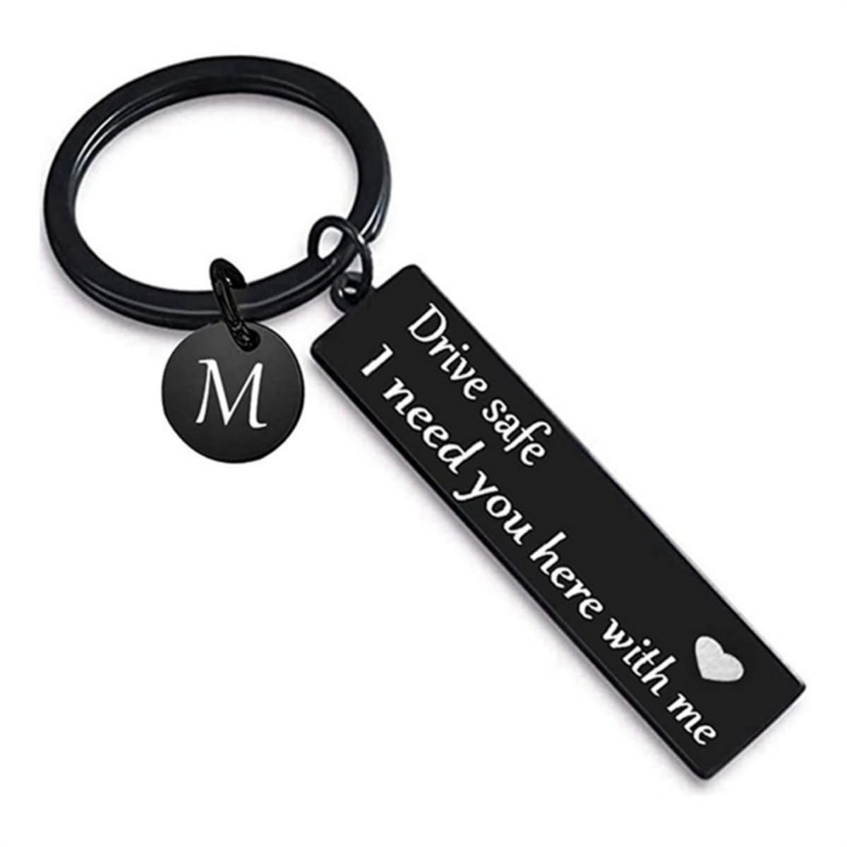 IKANOO Drive Safe Schlüsselanhänger mit 26 Buchstaben, Aufschrift Drive Safe I Need You Here With Me, Geschenk für Weihnachten und Geburtstag, BlackM, Large IKANOO Drive Safe Schlüsselanhänger mit 26 Buchstaben, Aufschrift Drive Safe I Need You Here With Me, Geschenk für Weihnachten und Geburtstag, BlackM, Large von IKANOO