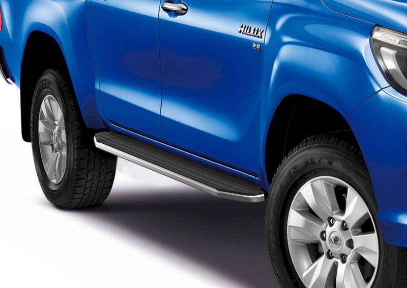 J&J AUTOMOTIVE | Premium Rival Trittbretter, Seitenschweller, Einstiegsleisten mit Abe Passend Für Hilux 4-Türer ab 2015 OEM Produkt, 1 Set Trittbretter (Links Und Rechts), Alu/Silber von J&J AUTOMOTIVE