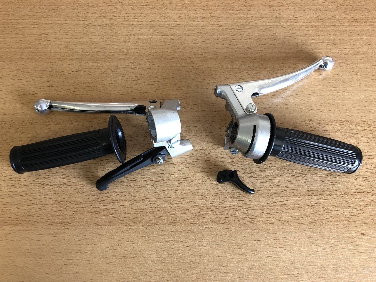 SET Kupplungsgriff grau + Gasgriff mit Choke Armatur Bremsgriff Typ Magura SET Kupplungsgriff grau + Gasgriff mit Choke Armatur Bremsgriff Typ Magura von Keine Angabe