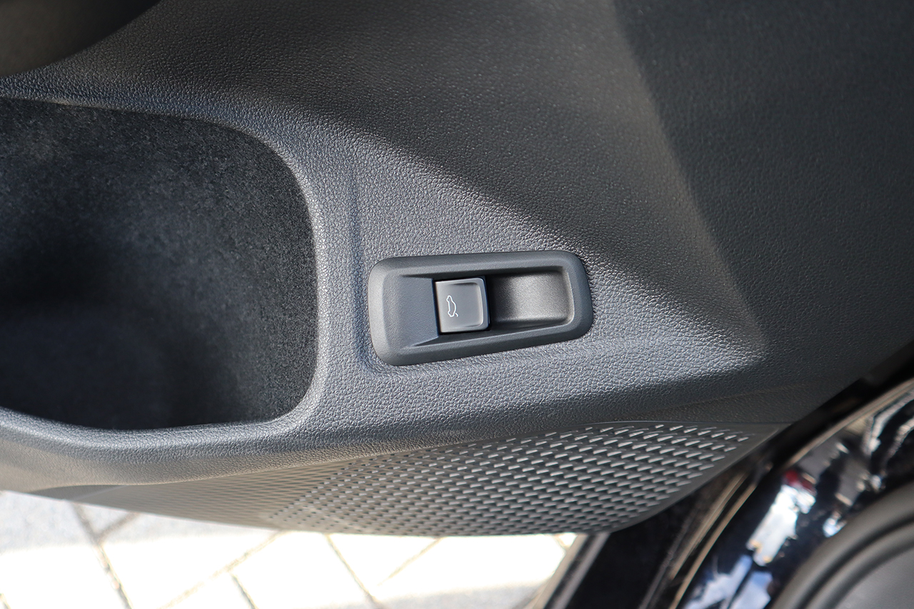 Taster elektrische Heckklappe Fahrertür für VW Golf 8 CG5 Variant Taster elektrische Heckklappe Fahrertür für VW Golf 8 CG5 Variant von KUFATEC GmbH & Co. KG
