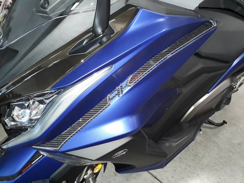 labelbike - 3D Harz Aufkleber Kit Frontbänder für Scooter Kymco AK 550 von LABELBIKE